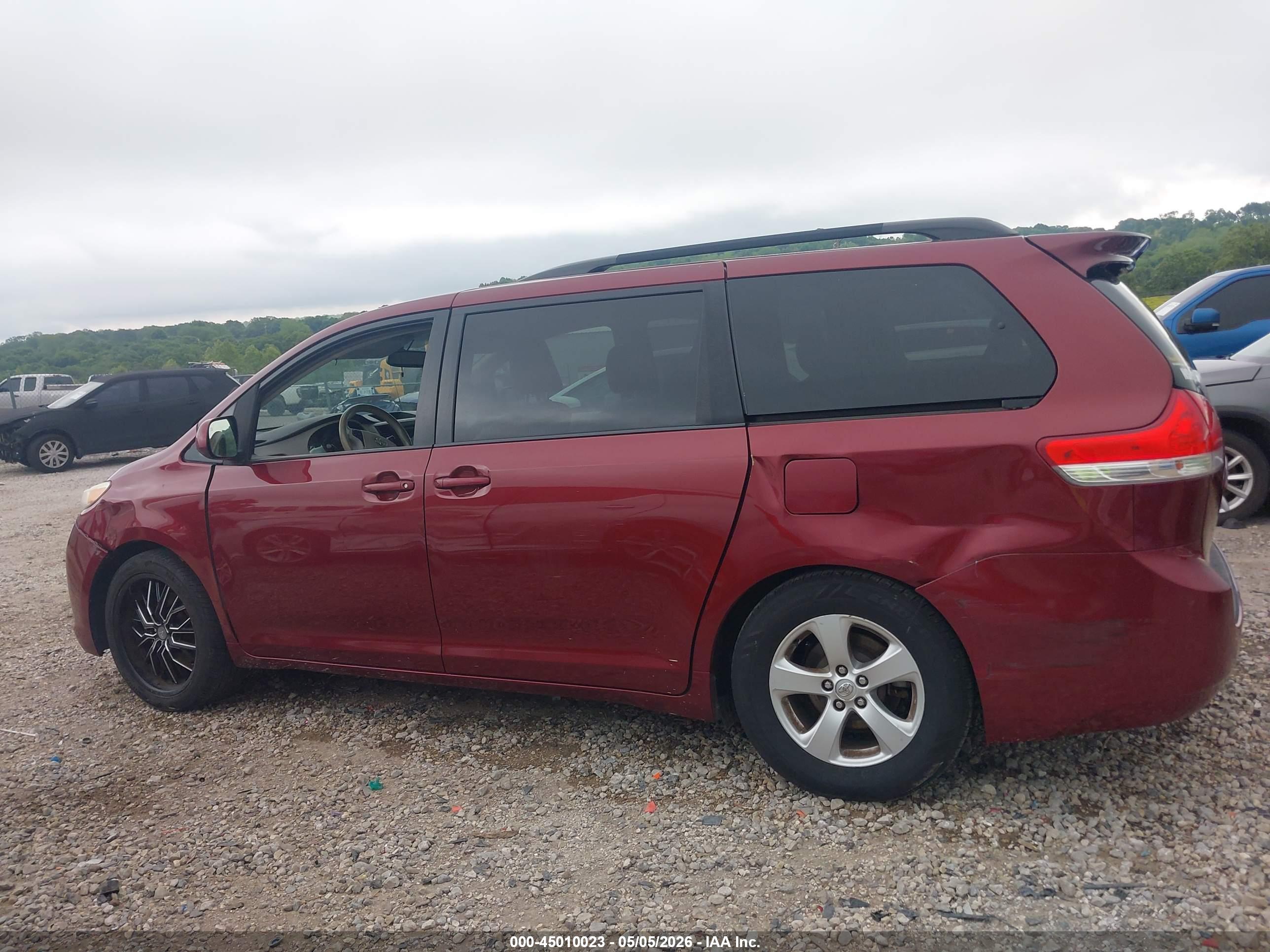 2014 TOYOTA SIENNA LE V6 8 PASSENGER