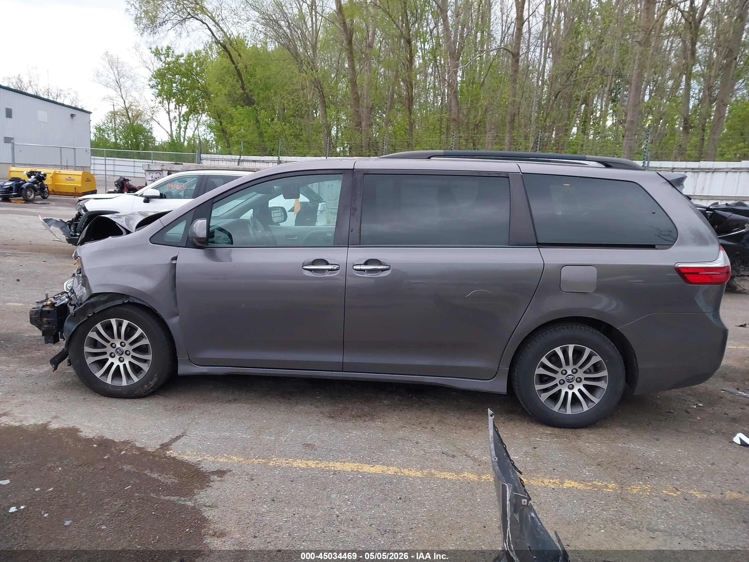 2019 TOYOTA SIENNA XLE 8 PASSENGER