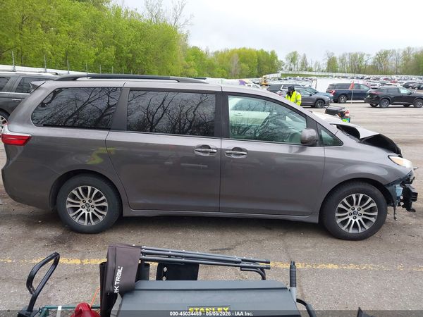 2019 TOYOTA SIENNA XLE 8 PASSENGER
