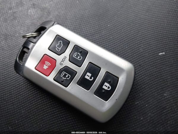 2019 TOYOTA SIENNA XLE 8 PASSENGER