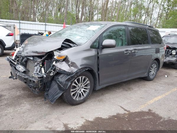 2019 TOYOTA SIENNA XLE 8 PASSENGER
