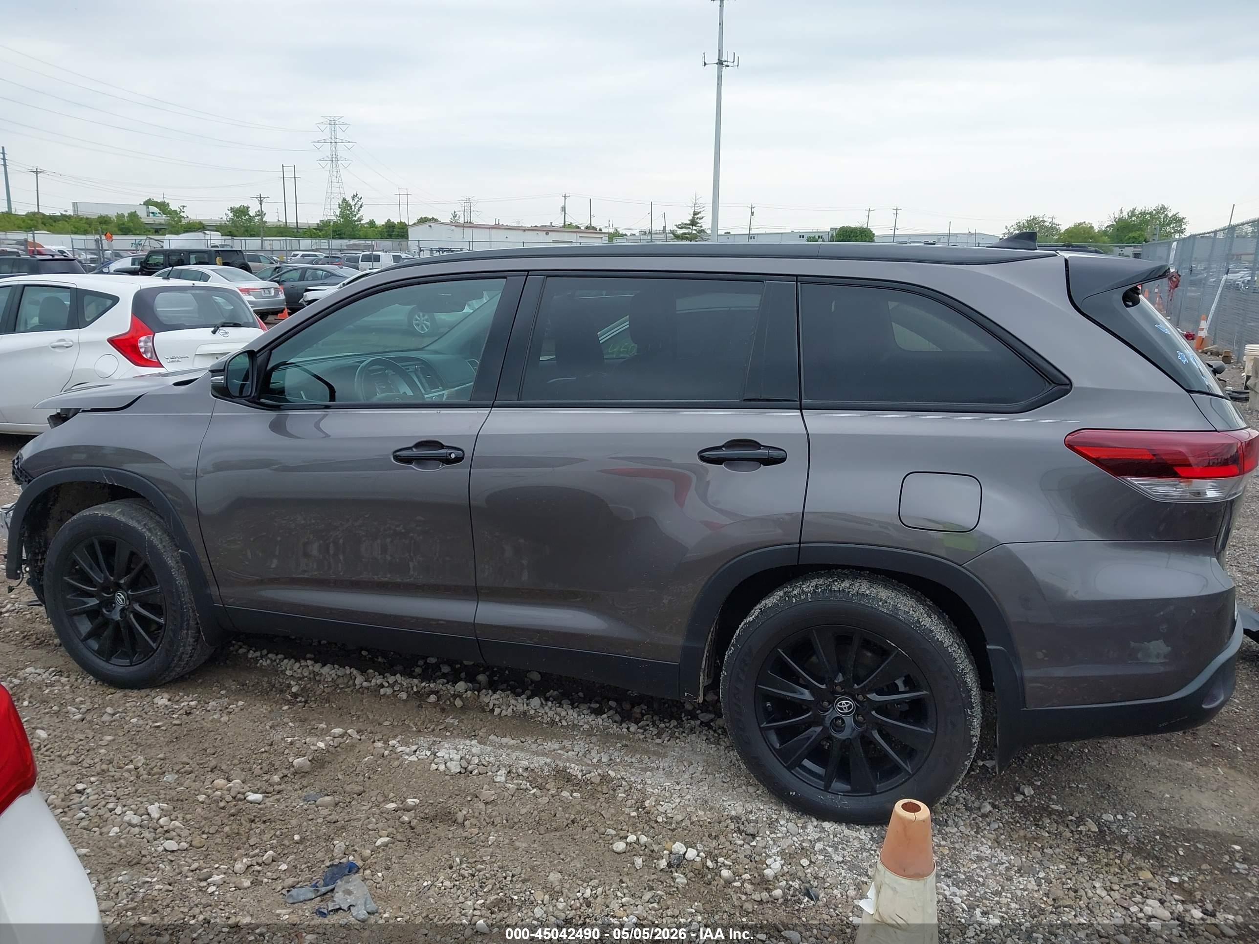2019 TOYOTA HIGHLANDER SE
