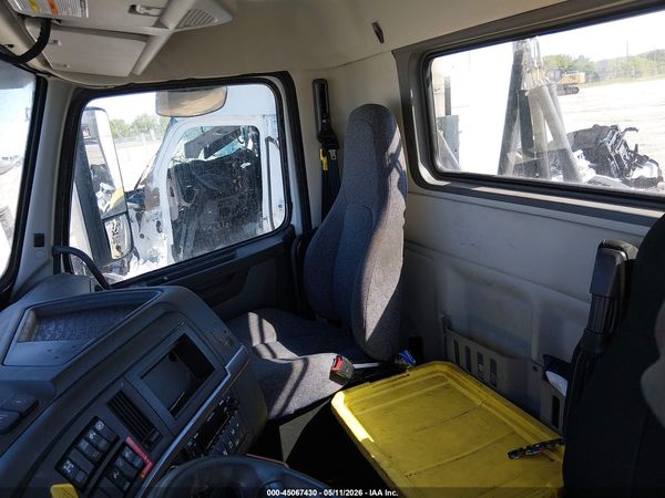 2022 VOLVO VNR
