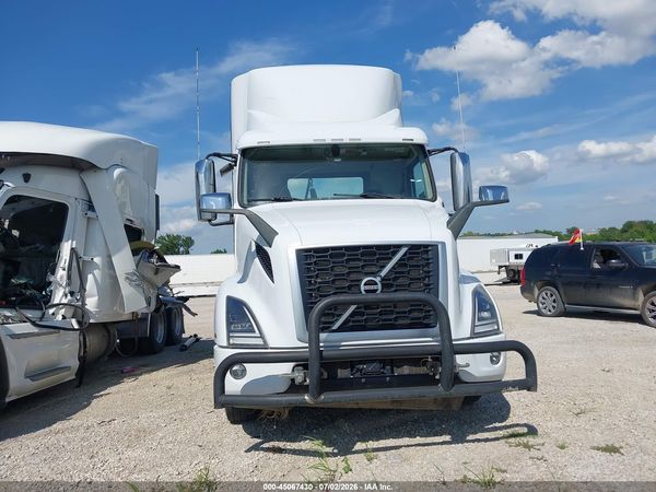 2022 VOLVO VNR