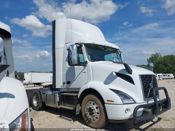 2022 VOLVO VNR