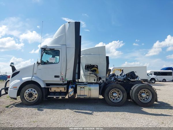 2022 VOLVO VNR