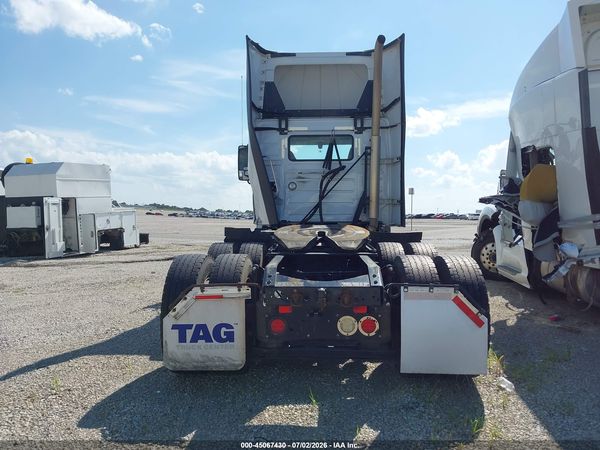 2022 VOLVO VNR