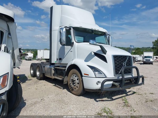 2022 VOLVO VNR