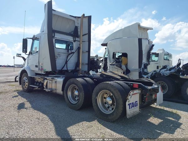 2022 VOLVO VNR