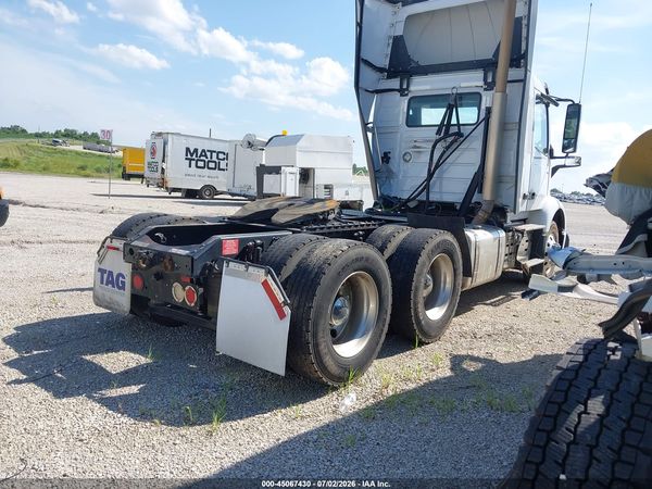 2022 VOLVO VNR