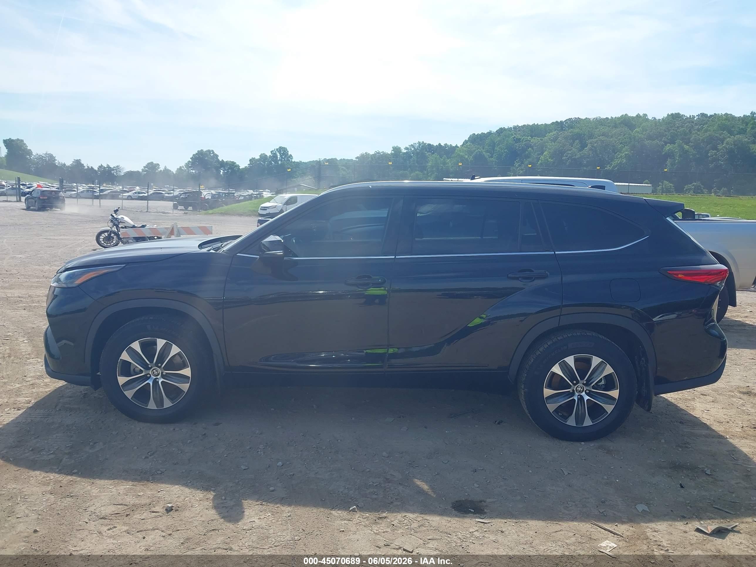 2022 TOYOTA HIGHLANDER XLE
