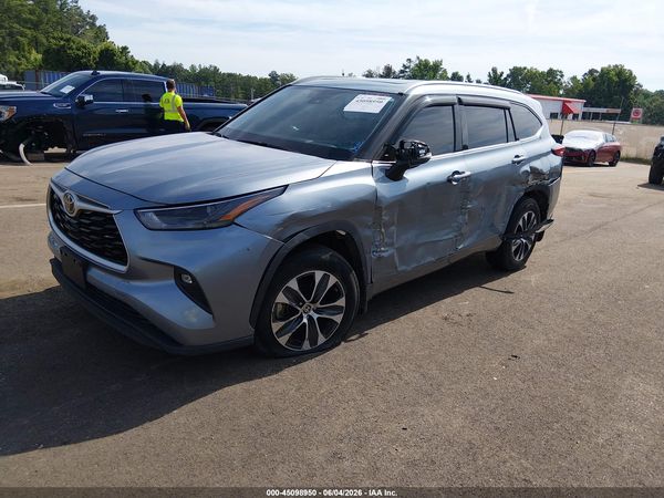 2022 TOYOTA HIGHLANDER XLE