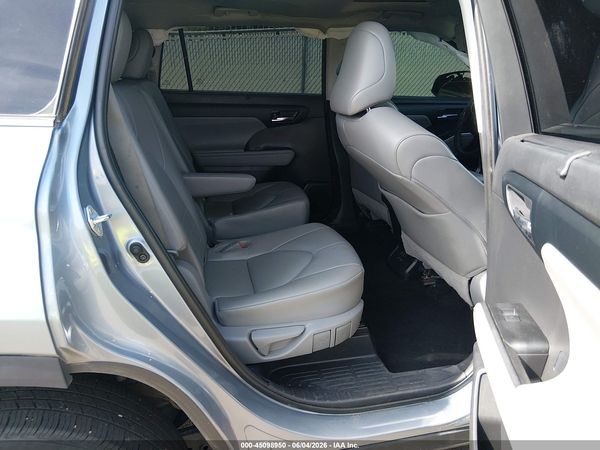 2022 TOYOTA HIGHLANDER XLE