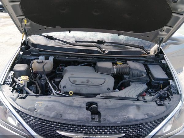 2020 CHRYSLER PACIFICA TOURING L — I10