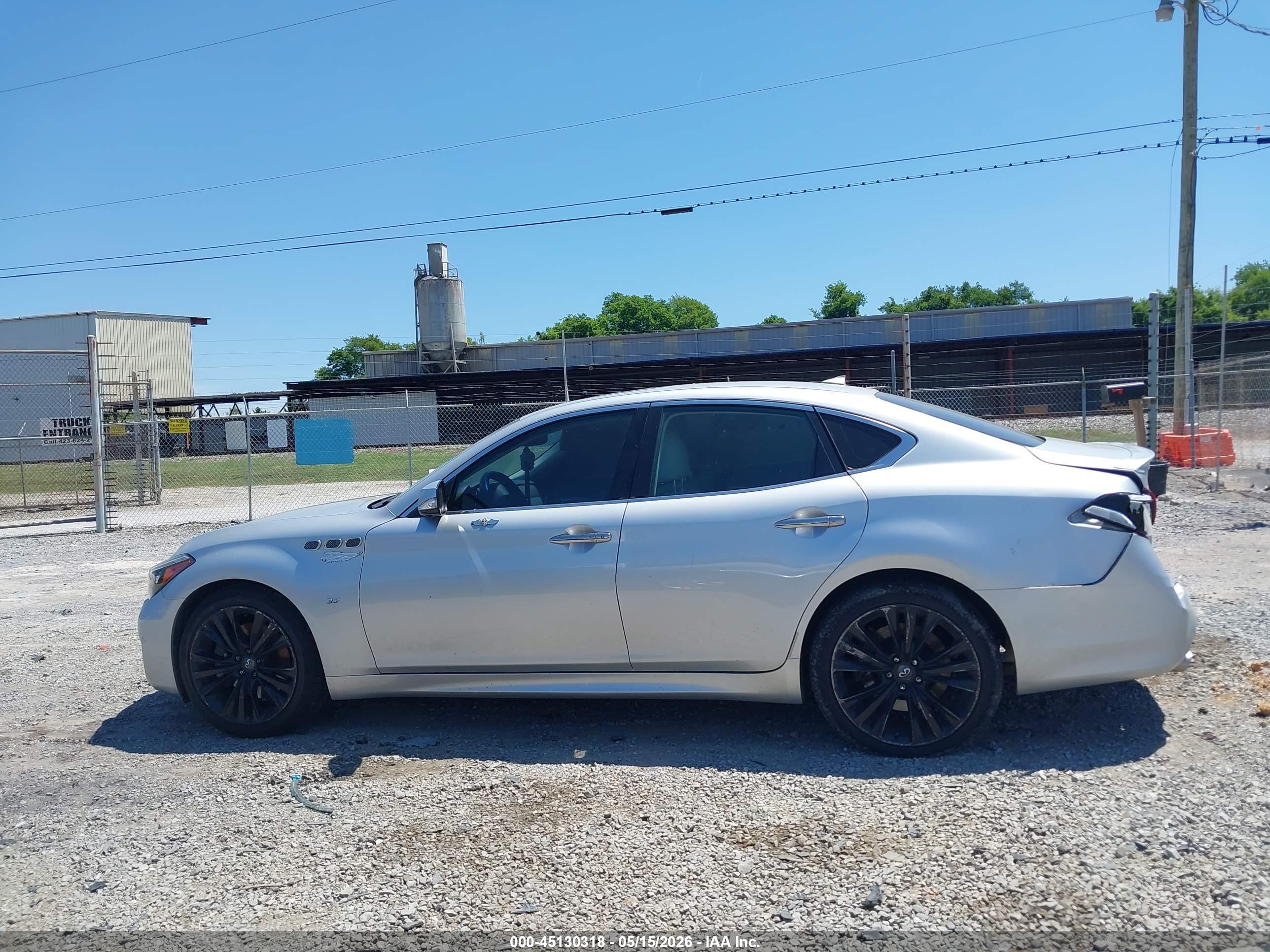 2016 INFINITI Q70 3.7