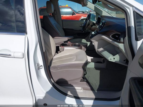 2019 CHRYSLER PACIFICA TOURING L — I5
