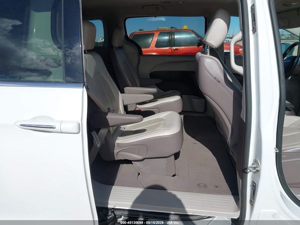 2019 CHRYSLER PACIFICA TOURING L — I8