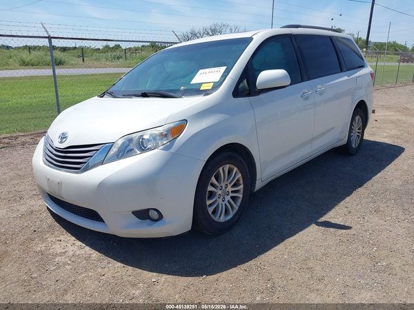 2017 TOYOTA SIENNA XLE 8 PASSENGER