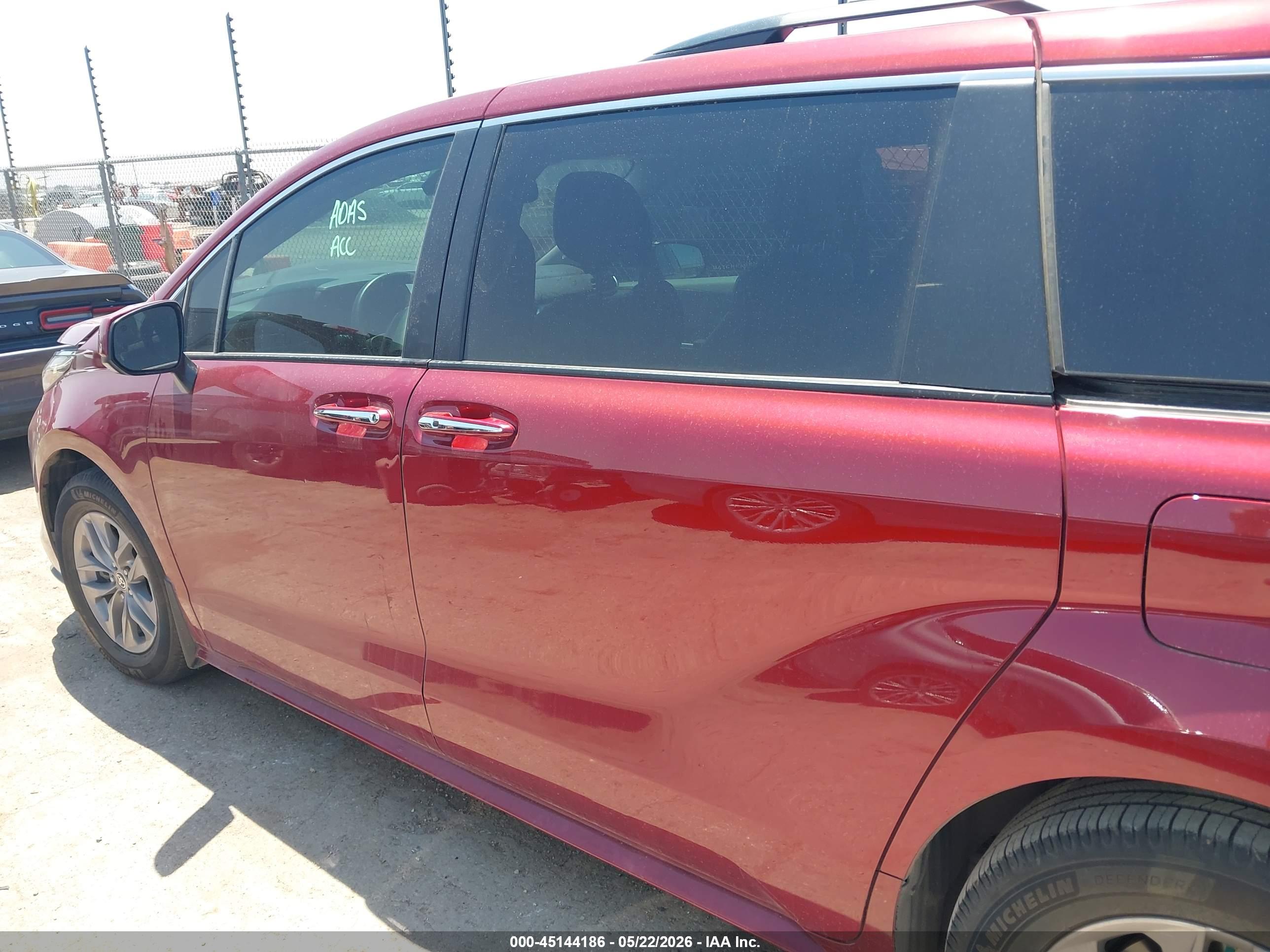 2022 TOYOTA SIENNA XLE