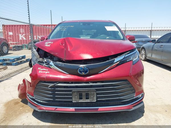 2022 TOYOTA SIENNA XLE