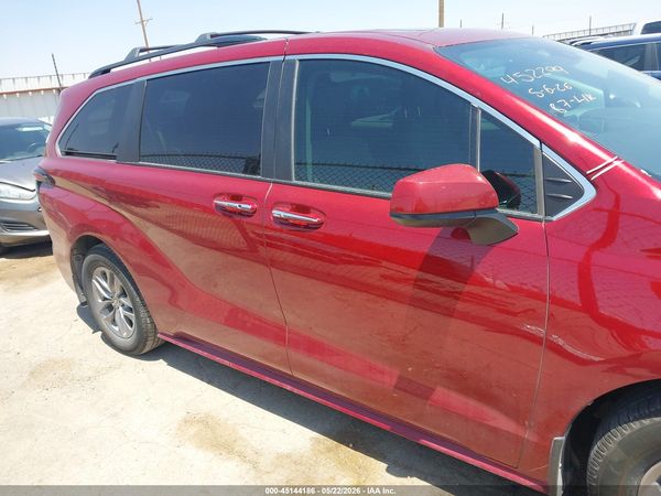 2022 TOYOTA SIENNA XLE