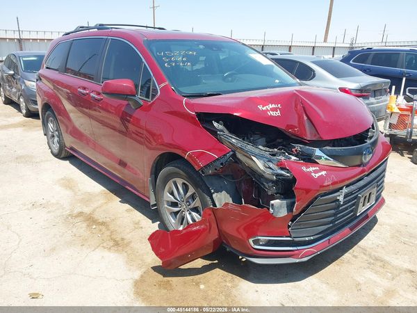 2022 TOYOTA SIENNA XLE