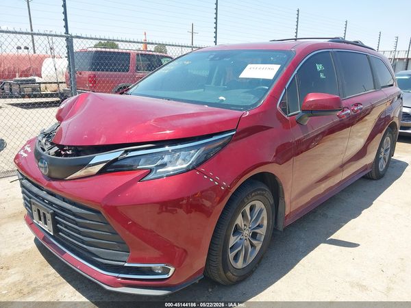 2022 TOYOTA SIENNA XLE