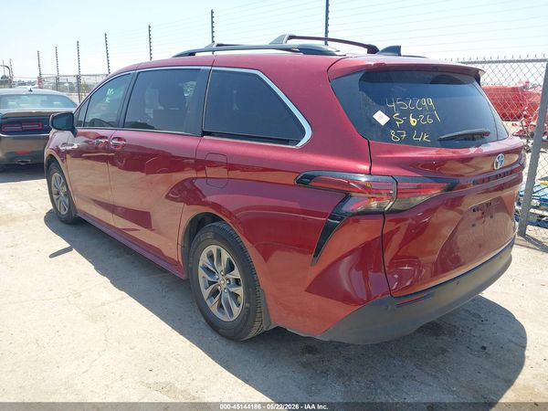 2022 TOYOTA SIENNA XLE