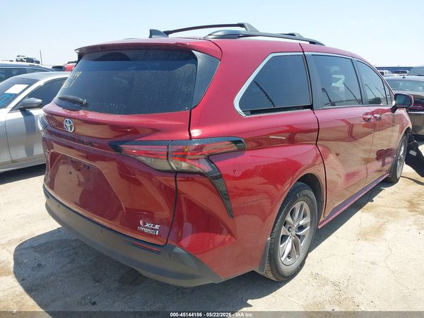 2022 TOYOTA SIENNA XLE