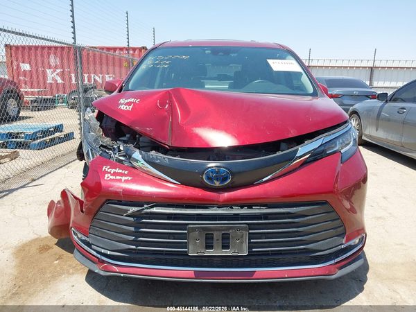 2022 TOYOTA SIENNA XLE