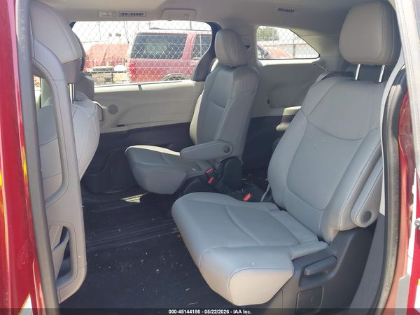 2022 TOYOTA SIENNA XLE