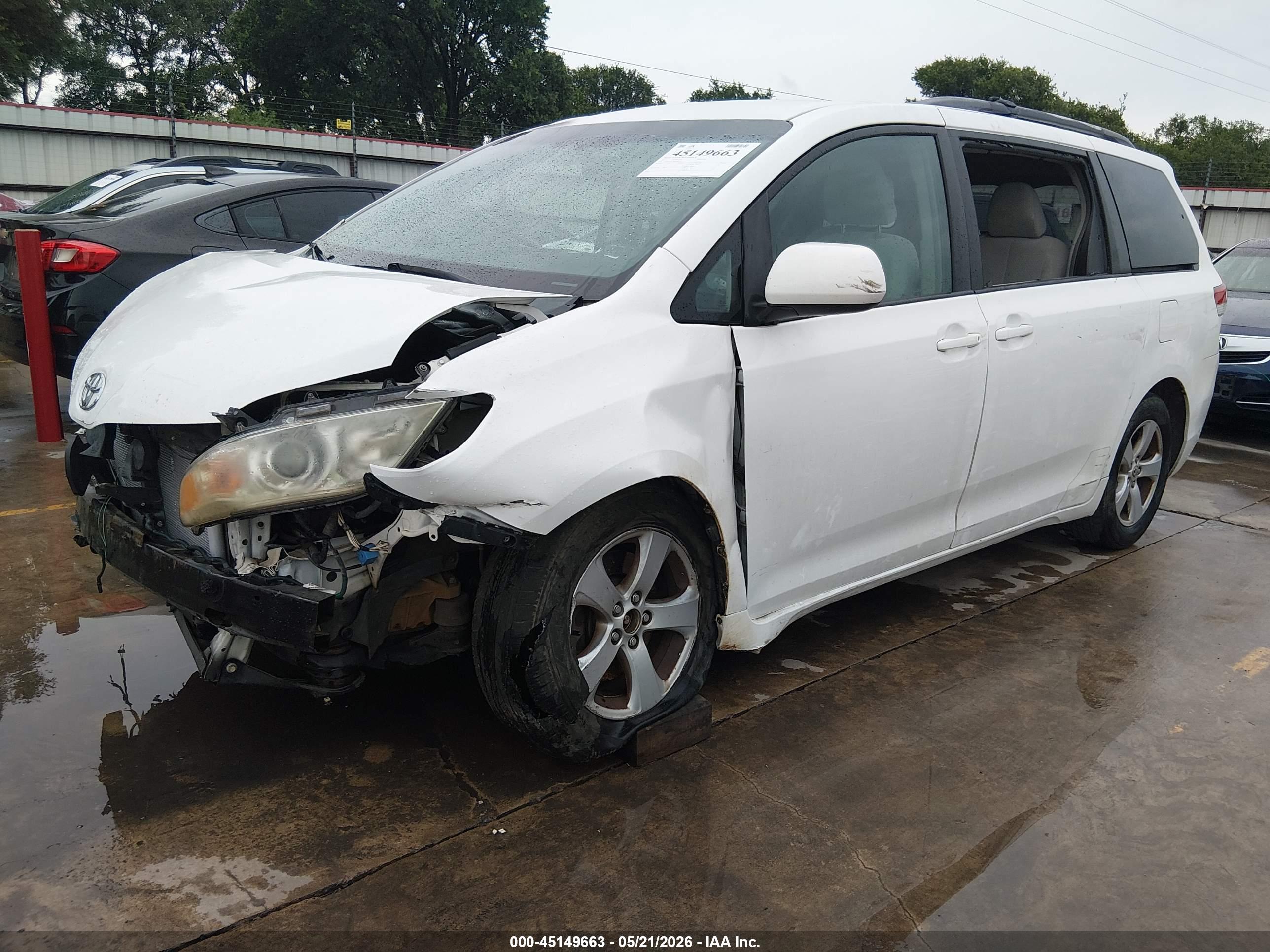 2013 TOYOTA SIENNA LE V6 8 PASSENGER — I2