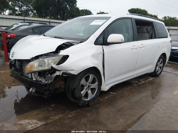 2013 TOYOTA SIENNA — I2