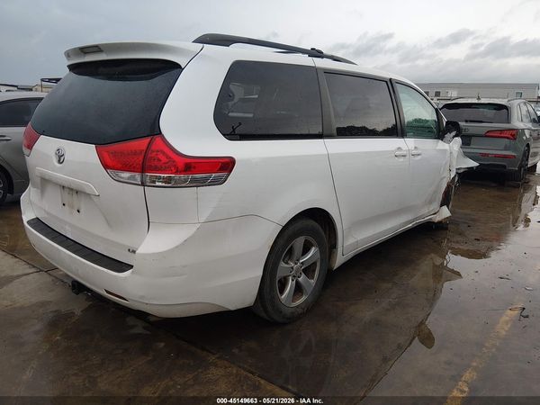 2013 TOYOTA SIENNA LE V6 8 PASSENGER — I4