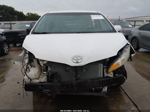2013 TOYOTA SIENNA LE V6 8 PASSENGER — I6