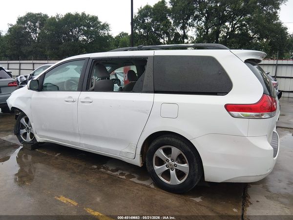 2013 TOYOTA SIENNA LE V6 8 PASSENGER — I117
