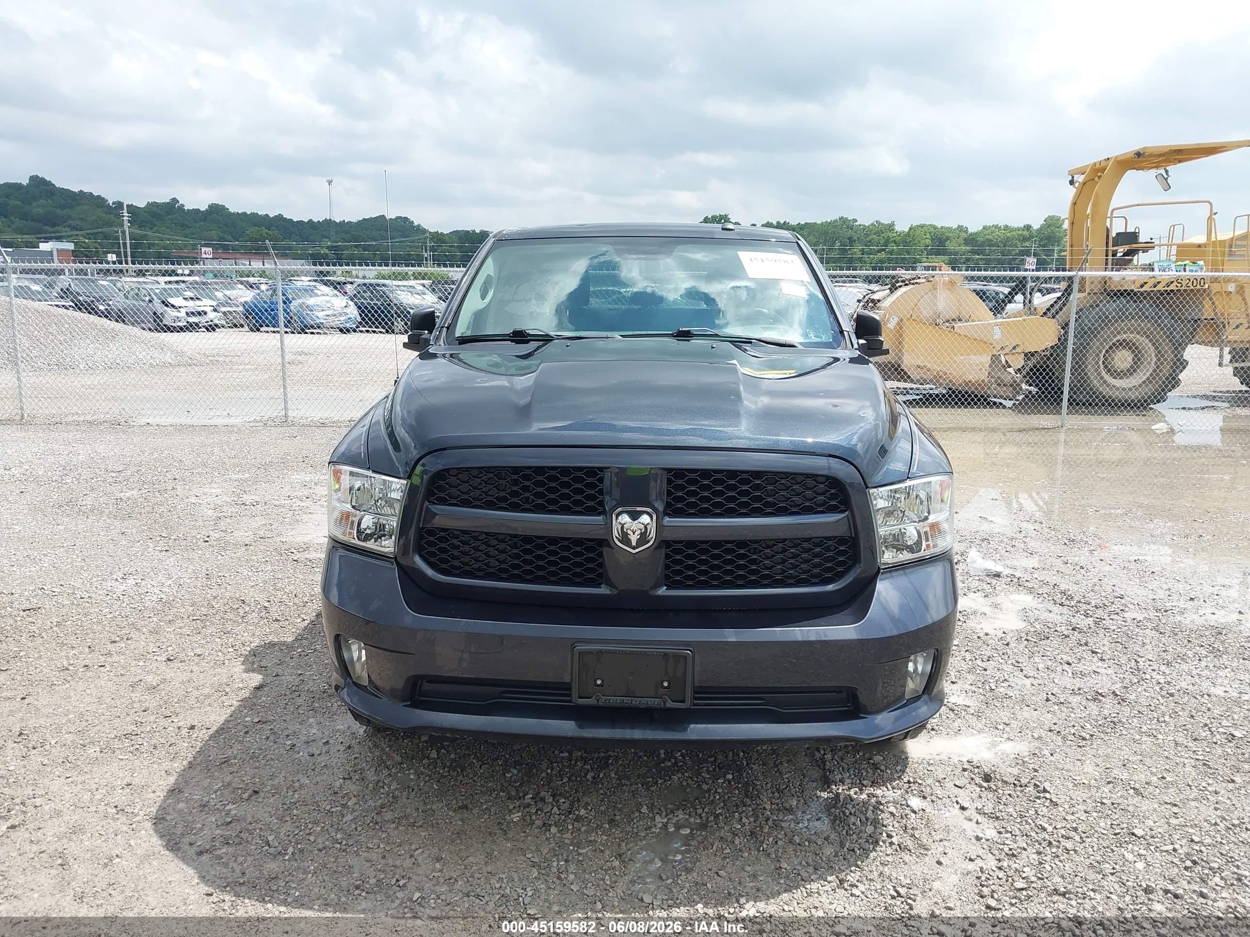 2018 RAM 1500 EXPRESS  4X4 5'7 BOX