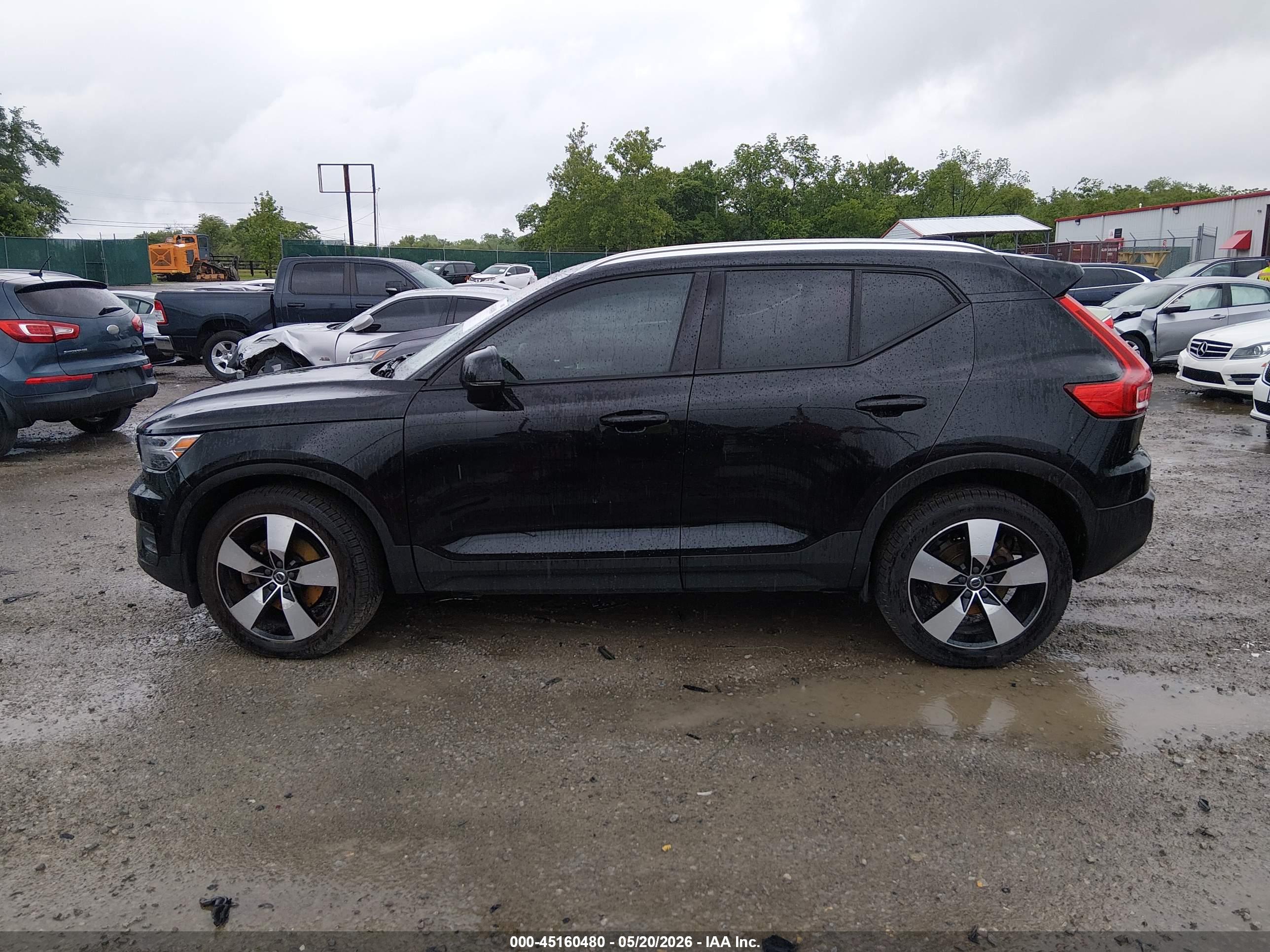 2020 VOLVO XC40 T5 MOMENTUM