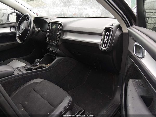 2020 VOLVO XC40 T5 MOMENTUM