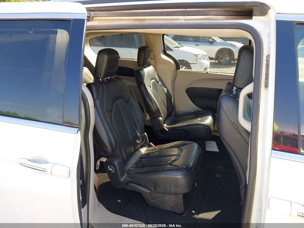 2020 CHRYSLER PACIFICA TOURING L — I8
