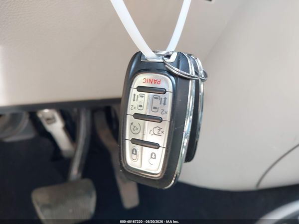 2020 CHRYSLER PACIFICA TOURING L — I11
