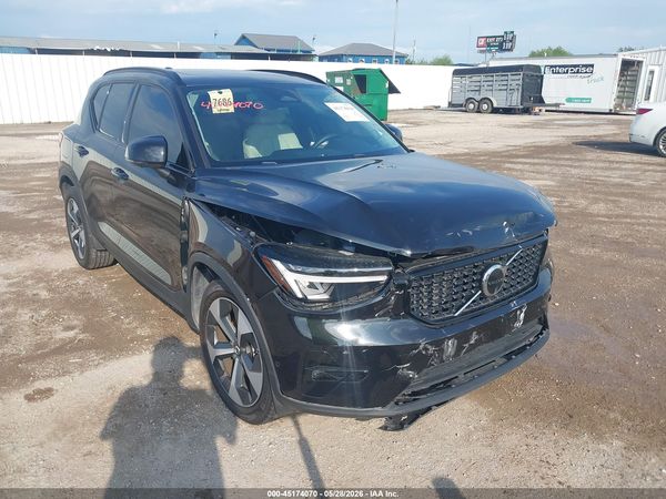 2025 VOLVO XC40 B5 PLUS DARK THEME