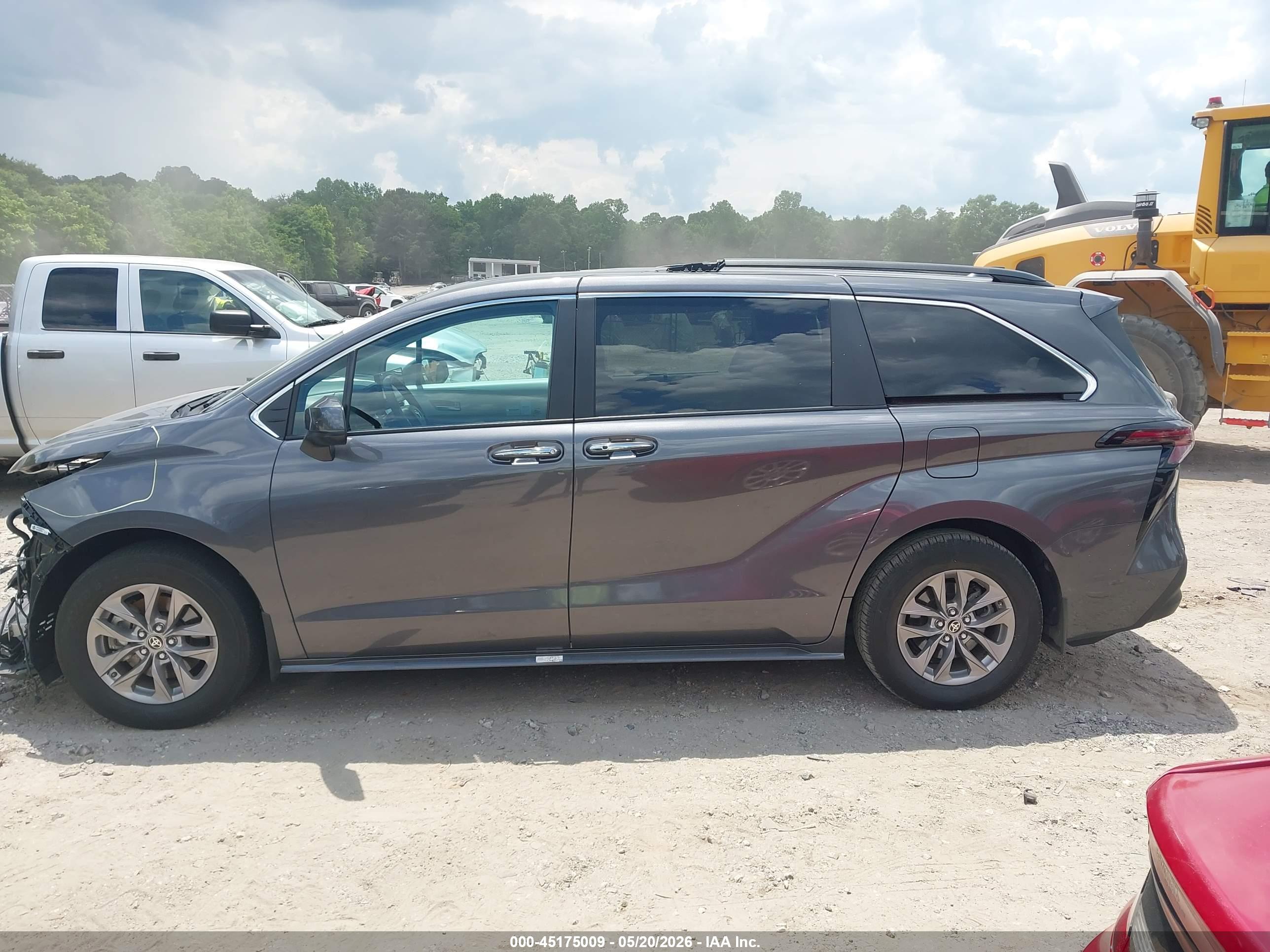 2025 TOYOTA SIENNA XLE 8 PASSENGER