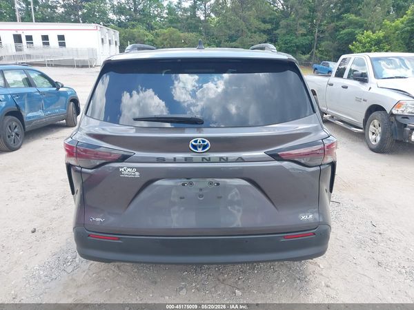 2025 TOYOTA SIENNA XLE 8 PASSENGER
