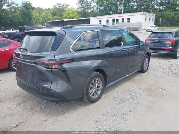 2025 TOYOTA SIENNA XLE 8 PASSENGER