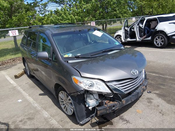 2015 TOYOTA SIENNA XLE 8 PASSENGER — I1