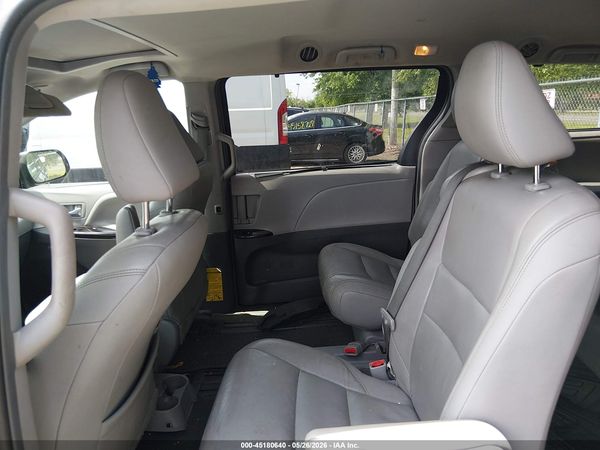 2015 TOYOTA SIENNA XLE 8 PASSENGER — I8