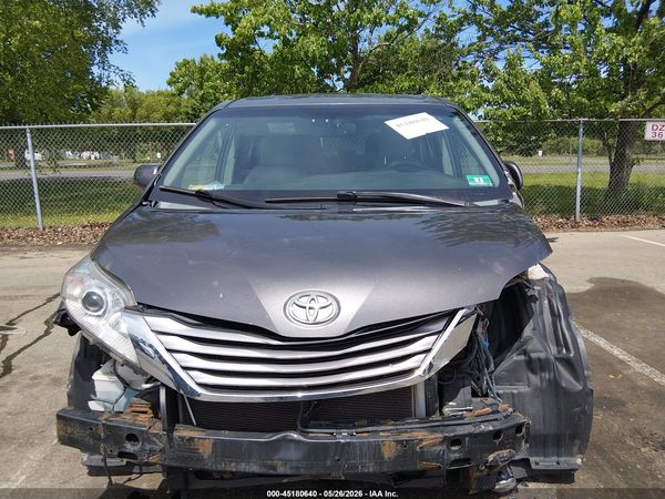 2015 TOYOTA SIENNA XLE 8 PASSENGER — I115