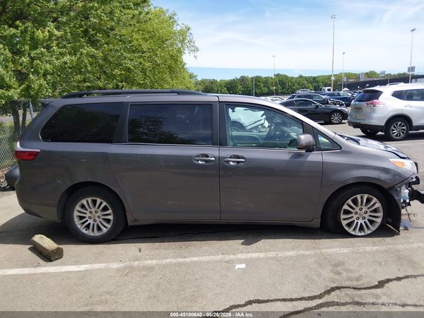 2015 TOYOTA SIENNA XLE 8 PASSENGER — I116