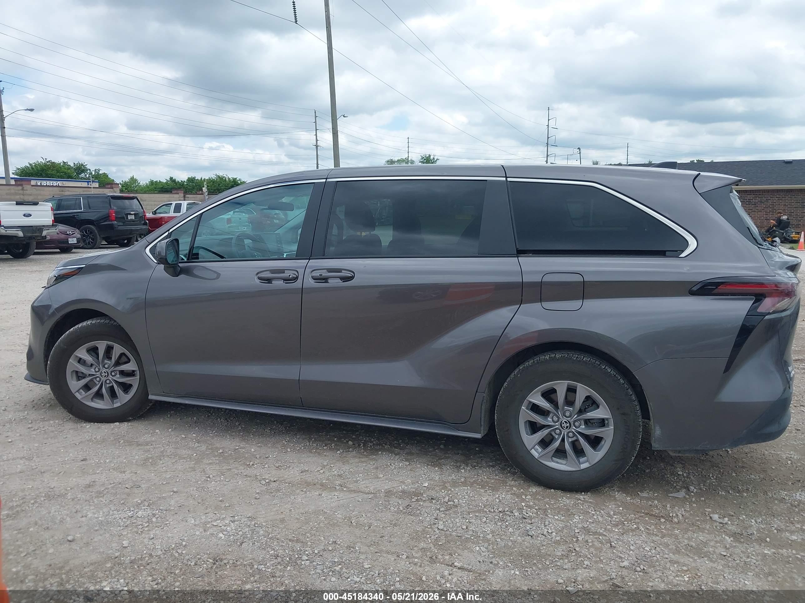 2024 TOYOTA SIENNA LE